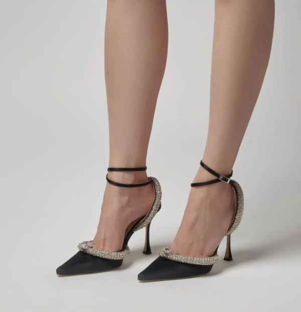 Sepatu stiletto dengan tali di pergelangan kaki